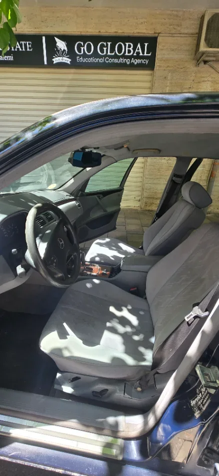 Tirane, shitet makine Shitet EClass 200 viti 2001. Nafte, blu automatik Kondicioner 350.000 km 1.900 €
