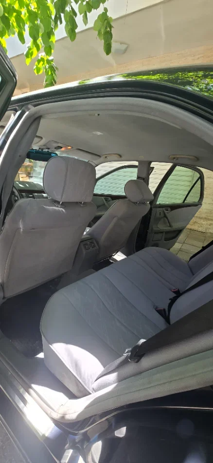Tirane, shitet makine Shitet EClass 200 viti 2001. Nafte, blu automatik Kondicioner 350.000 km 1.900 €
