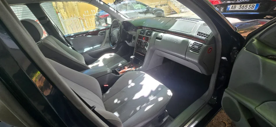 Tirane, shitet makine Shitet EClass 200 viti 2001. Nafte, blu automatik Kondicioner 350.000 km 1.900 €