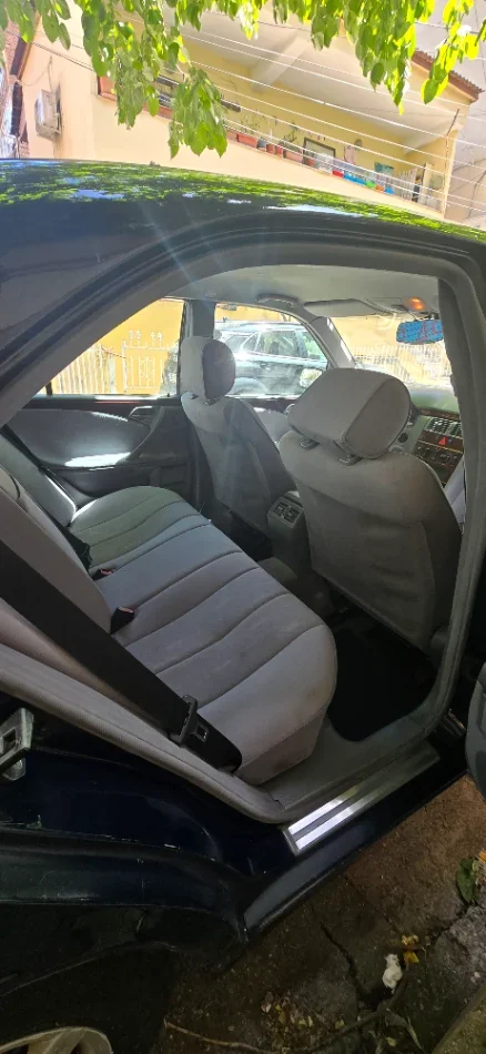 Tirane, shitet makine Shitet EClass 200 viti 2001. Nafte, blu automatik Kondicioner 350.000 km 1.900 €