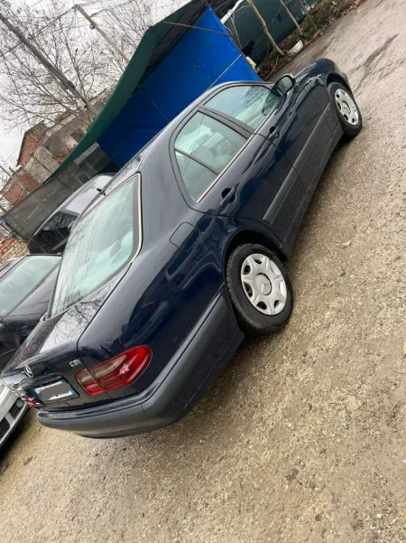 Tirane, shitet makine Shitet EClass 200 viti 2001. Nafte, blu automatik Kondicioner 350.000 km 1.900 €