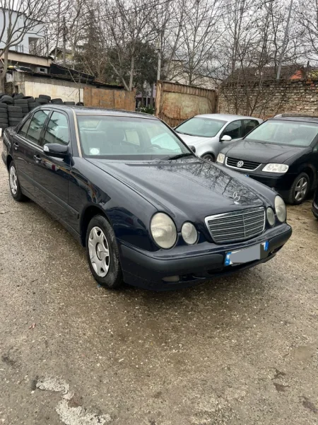 Tirane, shitet makine Shitet EClass 200 viti 2001. Nafte, blu automatik Kondicioner 350.000 km 1.900 €