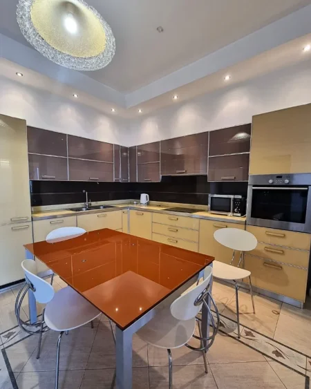 Tirane, jepet me qera apartament 4+1+Aneks+Ballkon , 350 m² 