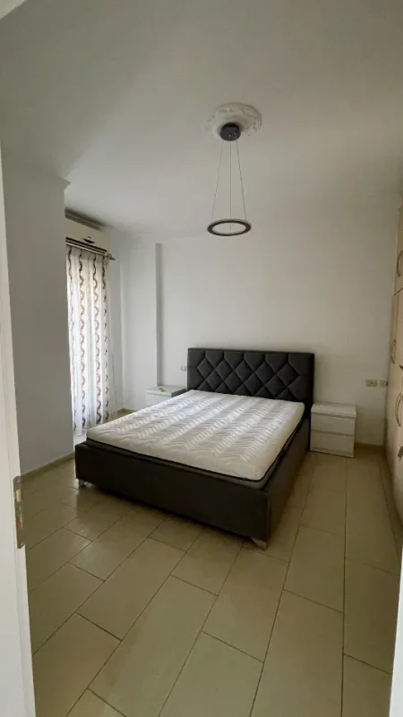 Tirane, jepet me qera apartament 1+1 pranë qendrës, 800 €