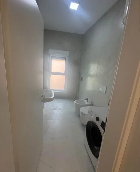 Tirane, jepet me qera apartament 1+1 Kati 3, 65 m² 500 € (Ali Demi)