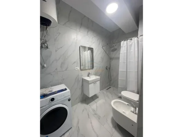 Tirane, jepet me qera apartament 1+1 Kati 6, 58 m² 400 € (Kompleksi Kaimi, Alidemi,)