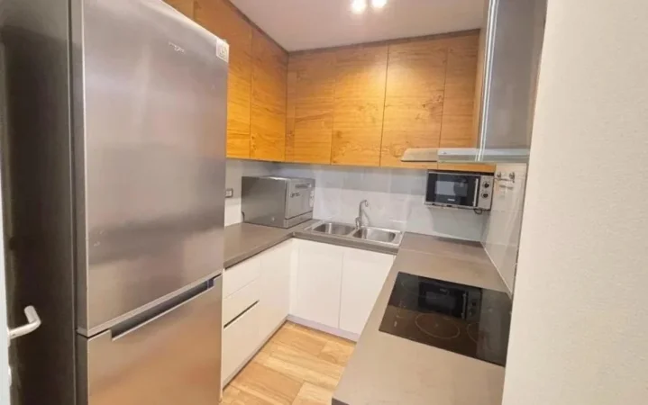 Tirane, jepet me qera apartament 3+1 Kati 3, 100 m² 850 € (Shkolla 9 Vjecare E Kuqe)