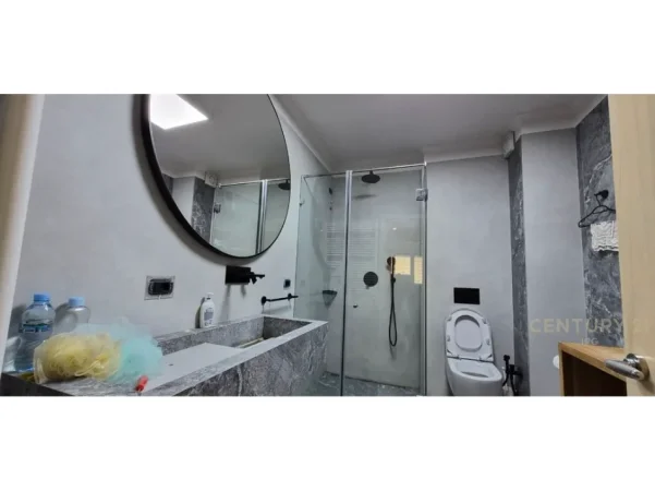 Tirane, jepet me qera apartament 3+1 Kati 3, 170 m² 1.500 € 