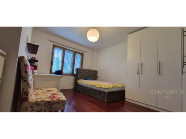 Tirane, jepet me qera apartament 3+1 Kati 3, 170 m² 1.500 € 