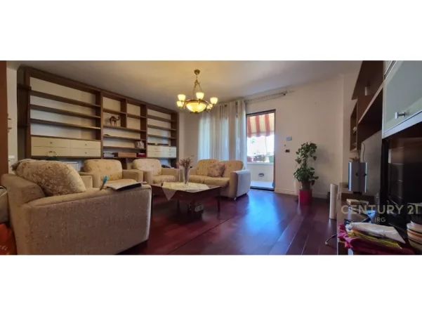 Tirane, jepet me qera apartament 3+1 Kati 3, 170 m² 1.500 € 