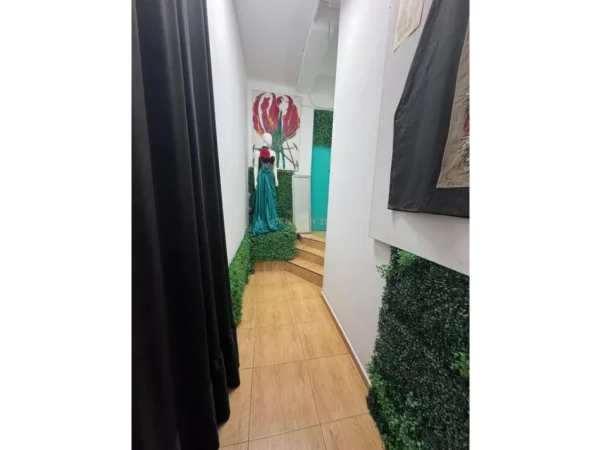 Tirane, jepet me qera ambjent biznesi Kati 2, 300 m² 2.000 € (Myslym Shyri)