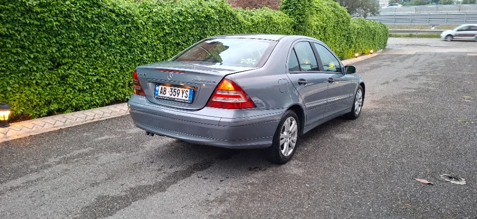 Tirane, shitet makine Mercedez benz 203 , blu automatik Kondicioner 230.122 km 4.200 €