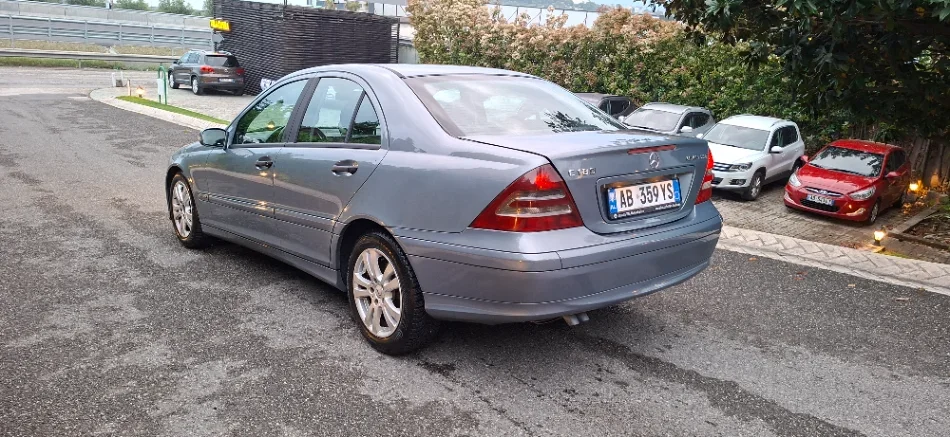 Tirane, shitet makine Mercedez benz 203 , blu automatik Kondicioner 230.122 km 4.200 €