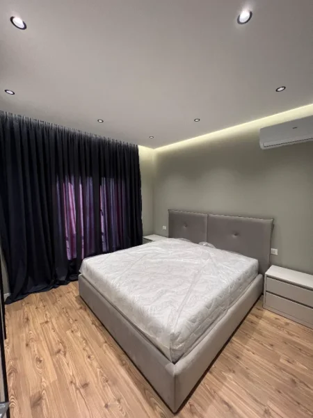 Tirane, jepet me qera apartament 1+1 , 950 € (kompleksi deliorgji)