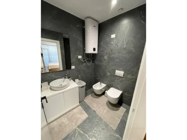 Tirane, jepet me qera apartament 2+1+Ballkon Kati 8, 126 m² 1.800 € 