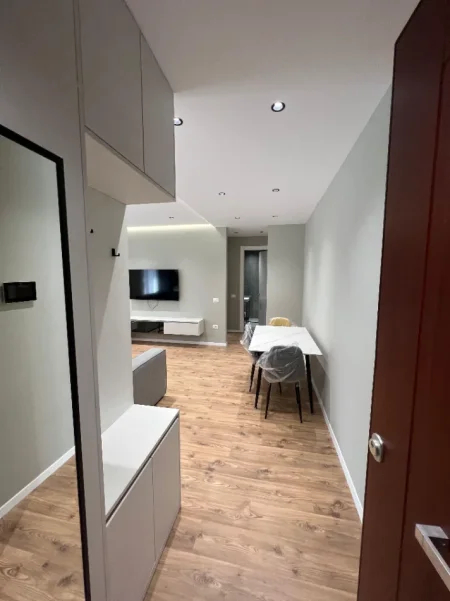 Tirane, jepet me qera apartament 1+1 , 950 € (Globe)