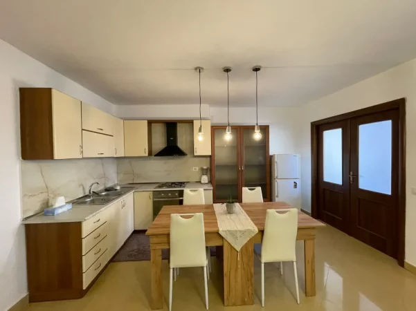 Tirane, jepet me qera apartament 2+1 , 700 € (Qender , sheshi skenderbej)