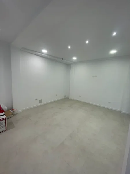 Tirane, jepet me qera zyre Kati 0, 42 m² 500 € (rruga e durresit)