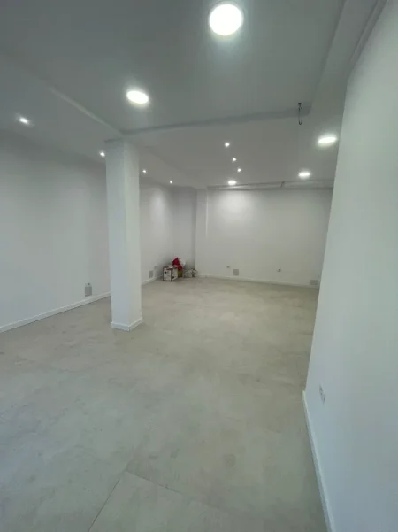 Tirane, jepet me qera ambjent biznesi Kati 0, 42 m² 500 € (Qender , sheshi skenderbej)