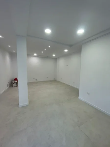 Tirane, jepet me qera dyqan Kati 0, 42 m² 500 € (Qender , sheshi skenderbej)
