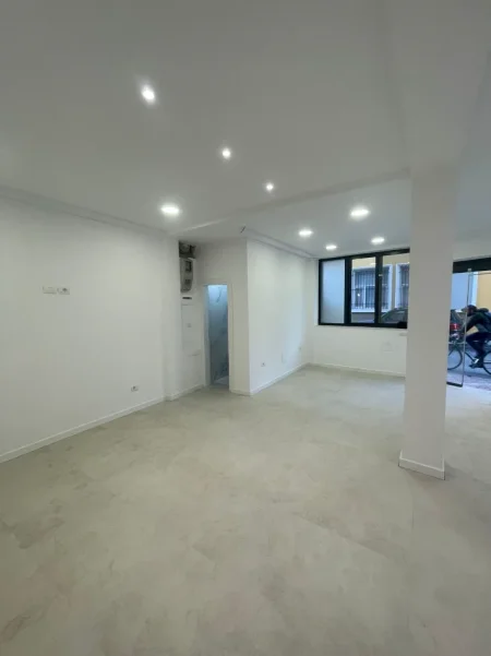 Tirane, jepet me qera dyqan Kati 0, 42 m² 500 € (Rruga e Kavajes)