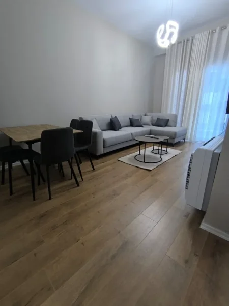 Tirane, jepet me qera apartament 1+1+Ballkon Kati 6, 72 m² 600 € (Kompleksi Aura, Rruga Dritan Hoxha)