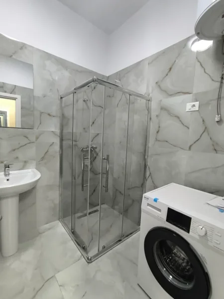 Tirane, jepet me qera apartament 1+1+Ballkon Kati 6, 72 m² 600 € (Kompleksi Aura, Rruga Dritan Hoxha)