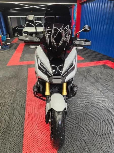 Tirane, shes motor , gri metalizato 16.000 km 13.000 €