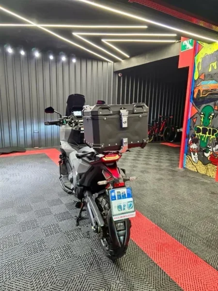 Tirane, shes motor , gri metalizato 16.000 km 13.000 €