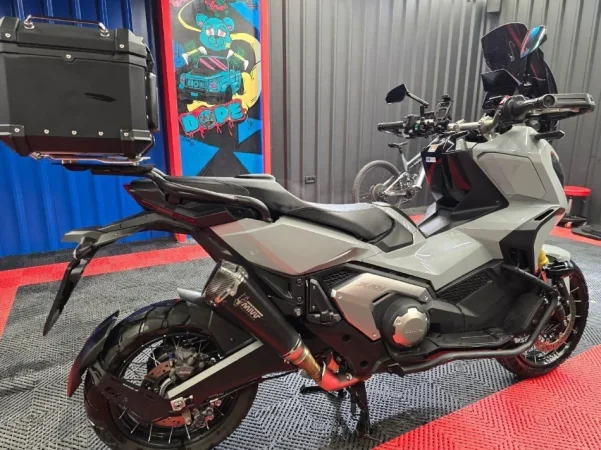 Tirane, shes motor , gri metalizato 16.000 km 13.000 €