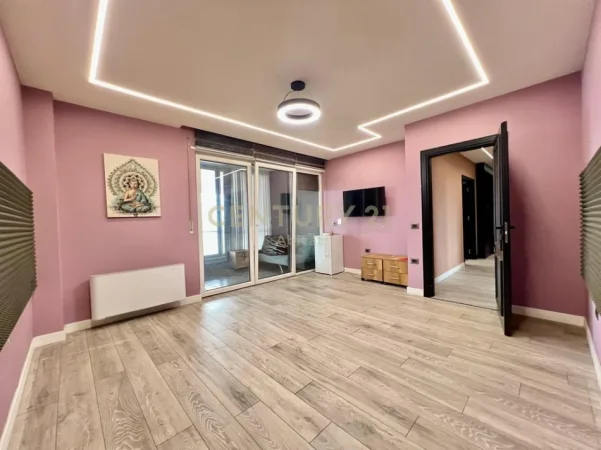 Tirane, jepet me qera ambjent biznesi Kati 7, 180 m² 2.000 € 