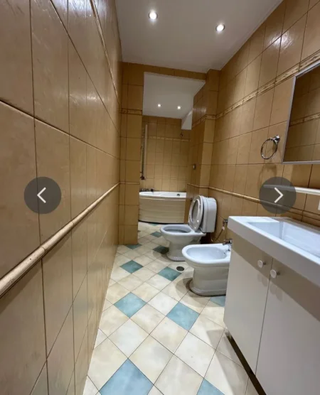 Tirane, jepet me qera ambjent biznesi Kati 2, 106 m² 1.000 € (Sheshi Willson)