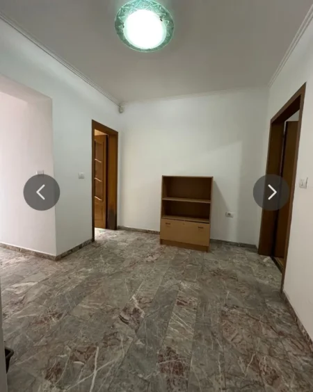 Tirane, jepet me qera ambjent biznesi Kati 2, 106 m² 1.000 € (Sheshi Willson)