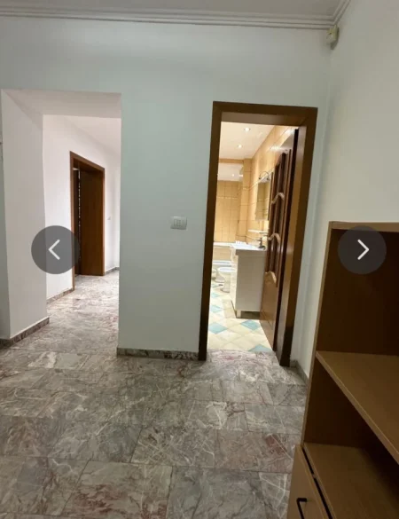 Tirane, jepet me qera ambjent biznesi Kati 2, 106 m² 1.000 € (Sheshi Willson)