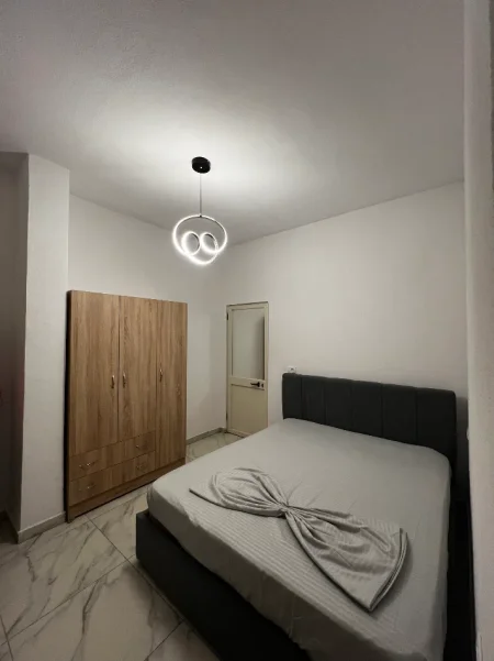 Tirane, jepet me qera shtepi 2+1 Kati 0, 71 m² 400 € (Siri Kodra - Jashar Erebara prane frigoriferit.)
