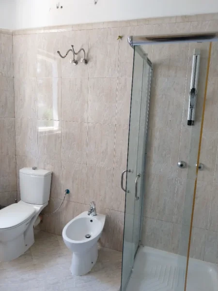 Durres, shes aksesore OKAZION. SHITEN 30 SETE PORCELANI PËR TUALETE. ( LAVAMAN, WC,BIDE, PASQYRË, KABIN DUSHI XHAM GOLEM - DURRËS/KAVAJË.