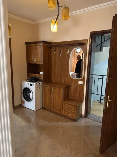 Tirane, jepet me qera apartament 1+1 Kati 8, 65 m² 600 € (Tirana E Re)