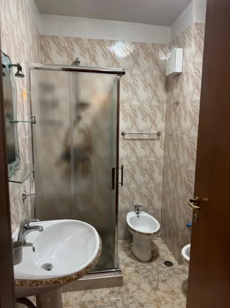 Tirane, jepet me qera apartament 1+1 Kati 8, 65 m² 600 € (Tirana E Re)