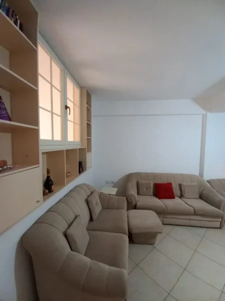 Tirane, jepet me qera apartament 1+1 Kati 3, 65 m² 390 € (Kthesa E Kamzes)