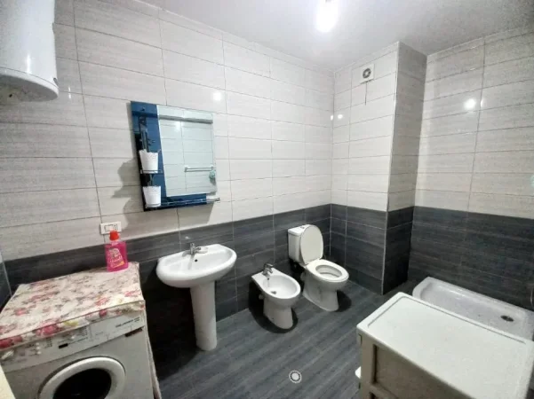 Tirane, jepet me qera apartament 1+1 Kati 3, 65 m² 390 € (Kthesa E Kamzes)