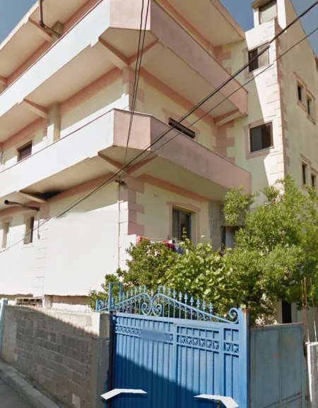 Tirane, jepet me qera garsonier 1+1 Kati 1, 25 m² 200 € (Rruga Skender Jareci)