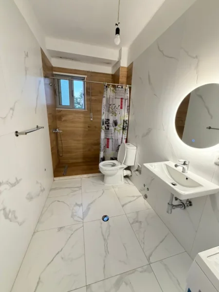 Tirane, jepet me qera apartament 2+1 Kati 1, 85 m² 400 € (Kopshti Botanik xhamia)