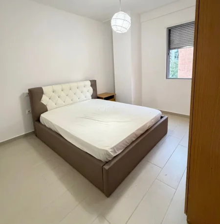 Tirane, jepet me qera apartament 2+1 Kati 1, 85 m² 400 € (Kopshti Botanik xhamia)