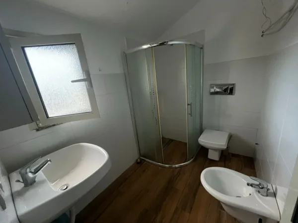 Tirane, jepet me qera apartament 2+1+Aneks+Ballkon Kati 3, 85 m² 440 € (Qytet Studenti plus parkim)