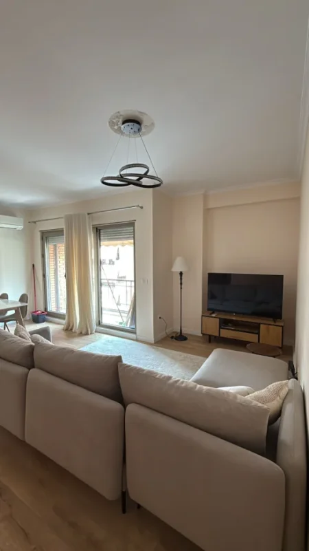 Tirane, jepet me qera apartament 2+1 , 90 m² 1.000 € (Kompleksi Delijorgji)