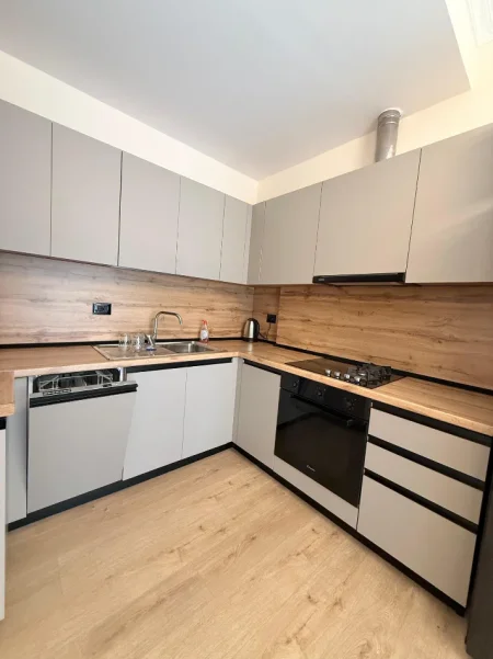 Tirane, jepet me qera apartament 2+1 , 90 m² 1.000 € (Kompleksi Delijorgji)