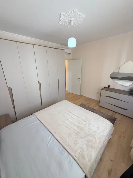 Tirane, jepet me qera apartament 2+1 , 90 m² 1.000 € (Kompleksi Delijorgji)