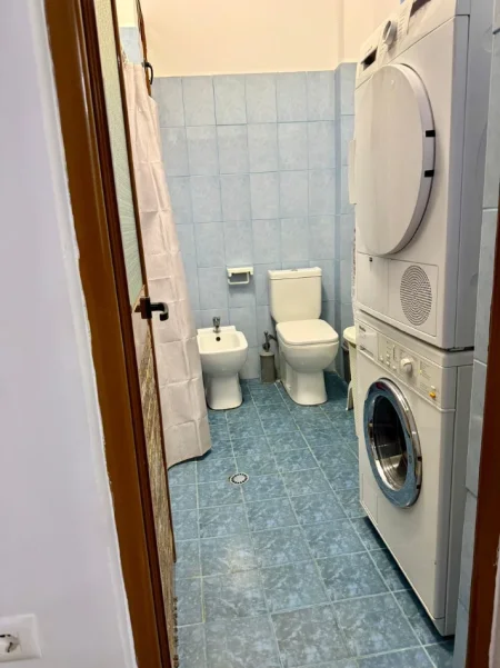 Tirane, shitet apartament 1+1 , 56 m² 102.000 € (Kombinat)