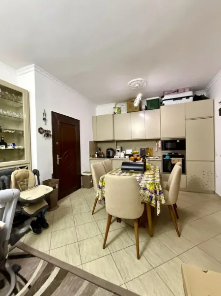 Tirane, shitet apartament 1+1 , 56 m² 102.000 € (Kombinat)