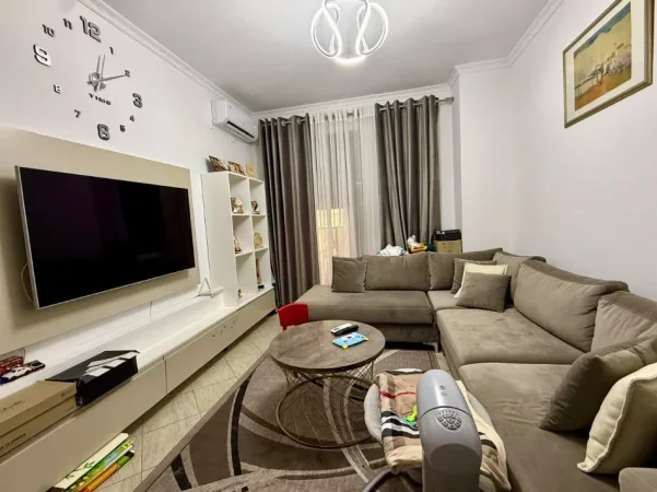 Tirane, shitet apartament 1+1 , 56 m² 102.000 € (Kombinat)
